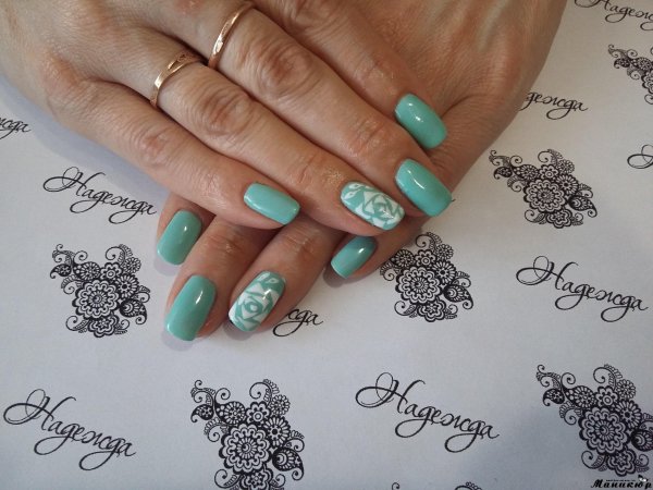 Негативное пространство на ногтях