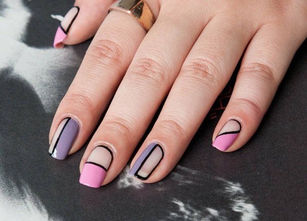 Нюдовый маникюр с рисунком