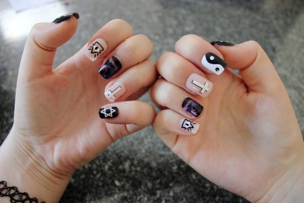 Ногти голубой неон