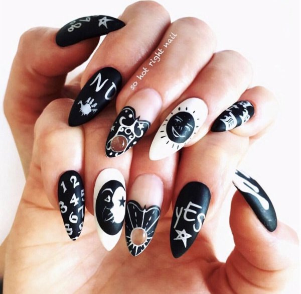 Чёрный матовый маникюр цветы