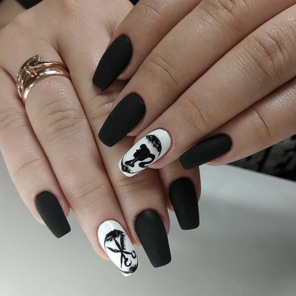 Матовые ногти с глянцевым рисунком