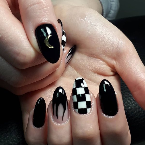 Черно белый маникюр с бабочками