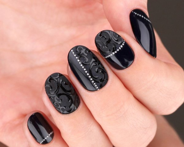 Маникюр белый с черным