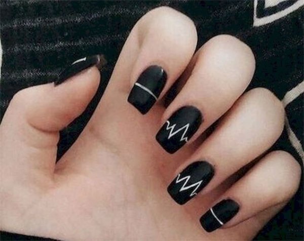 Чёрный маникюр с цветами
