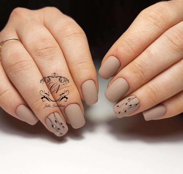 Бежевый маникюр