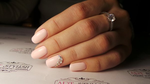 Нежный дизайн ногтей