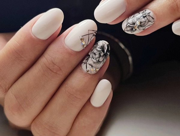 Молочный маникюр с узором