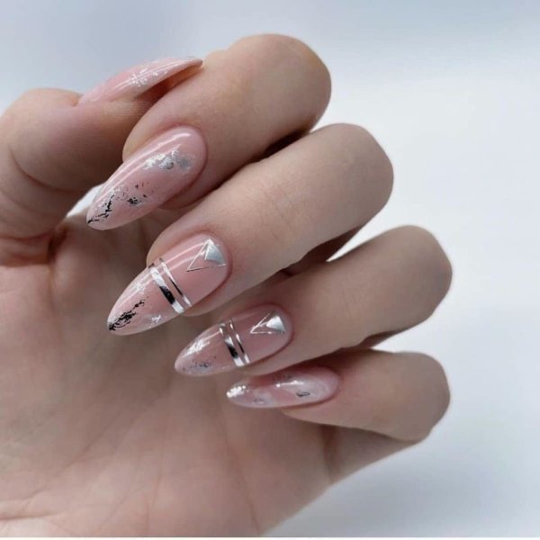 Нюдовый маникюр с фольгой 2022