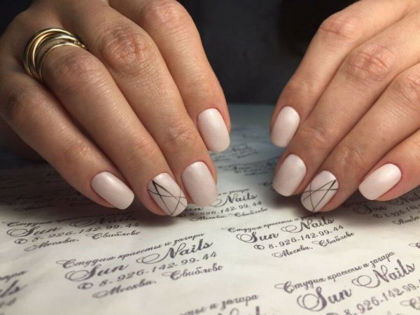 Маникюр с цветами нежный