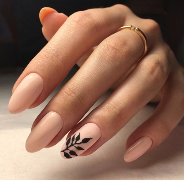 Маникюр на короткие ногти с мазками