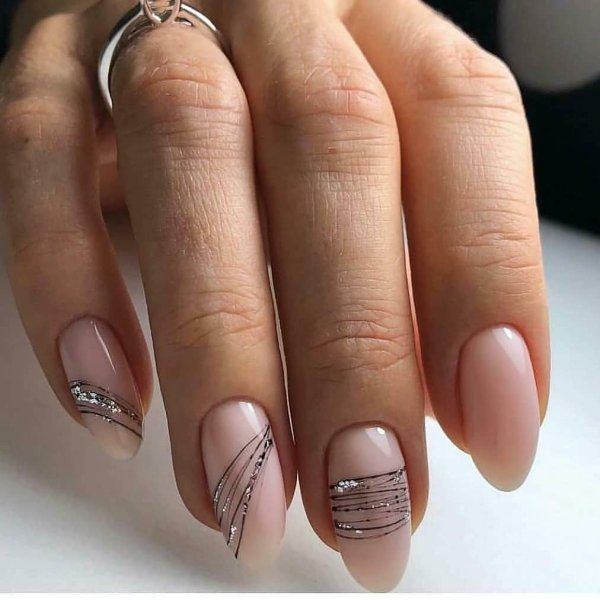 Маникюр лето 2022 на короткие ногти нюдовый