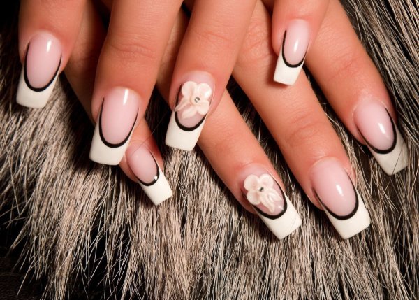 Стилизованный френч на ногтях