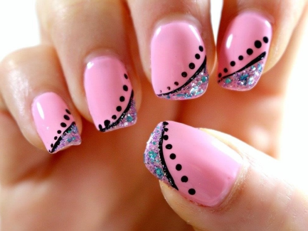 Цветочный рисунок на ногтях