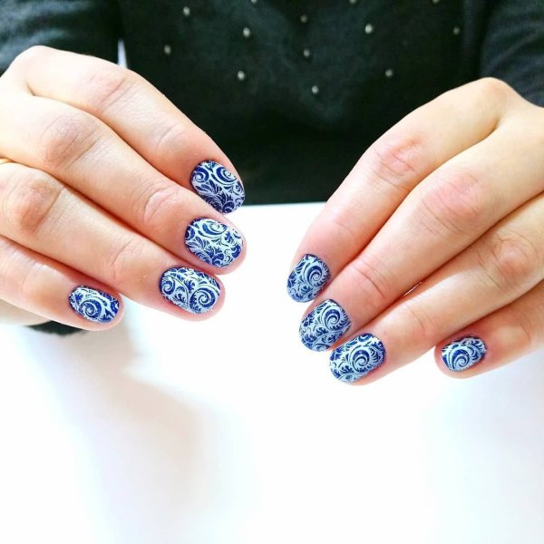 Разноцветный френч на ногтях с мультяшками