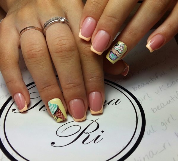 Золотой френч на ногтях