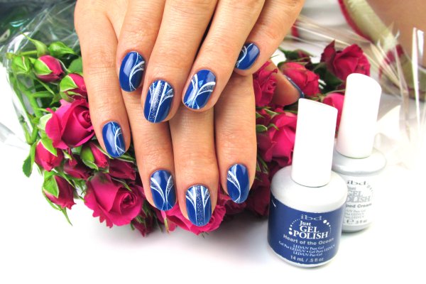 Маникюр розовый с красным рисунком