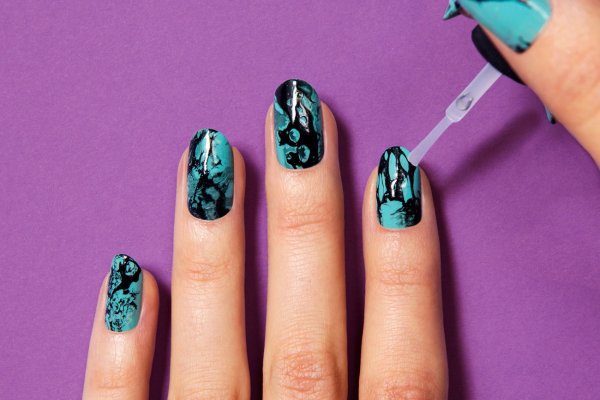 Маникюр с рисунком города