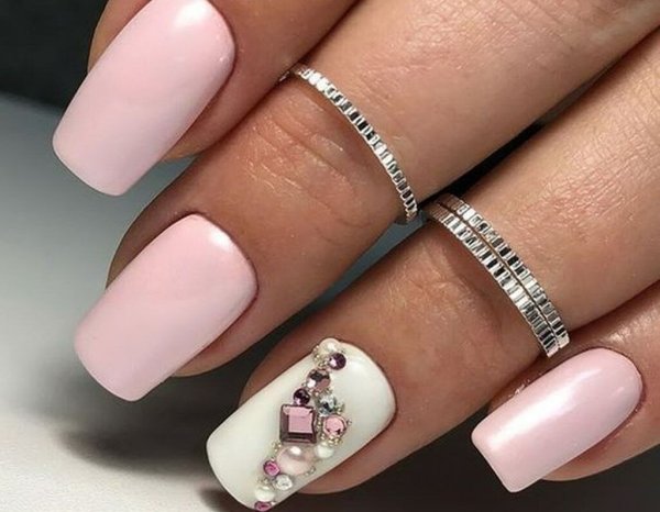 Маникюр со стразами