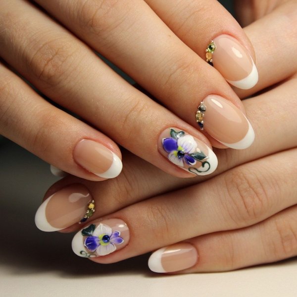 Маникюр с цветами и стразами