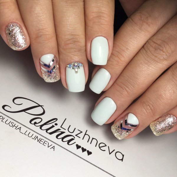 Красивый маникюр белый с рисунком