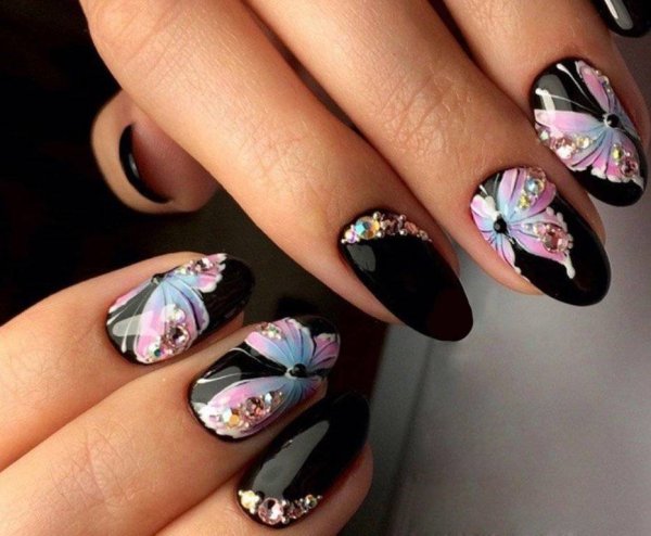 Маникюр с бабочками и стразами