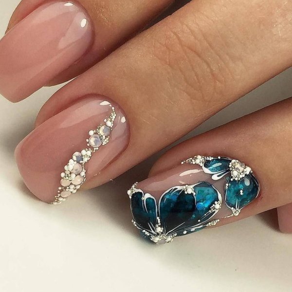 Маникюр с камушками