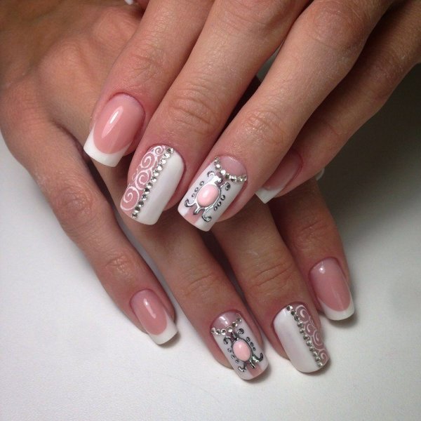 Французский маникюр с узором