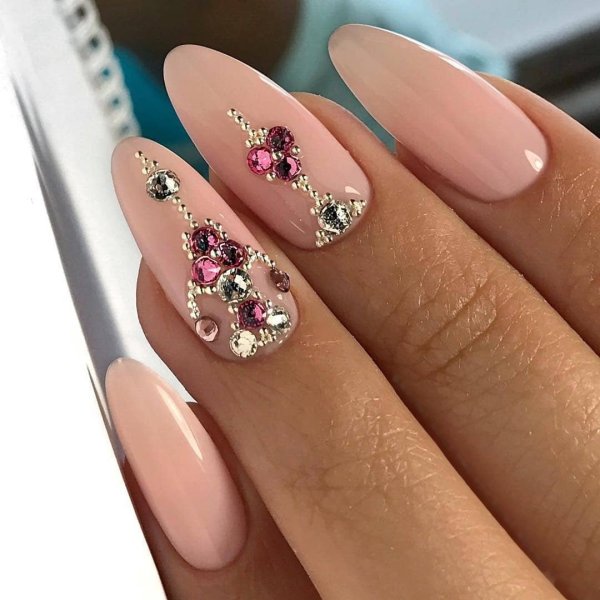 Ногти со стращстращами