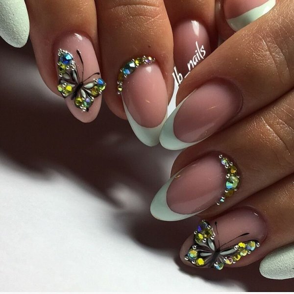 Маникюр со стразами