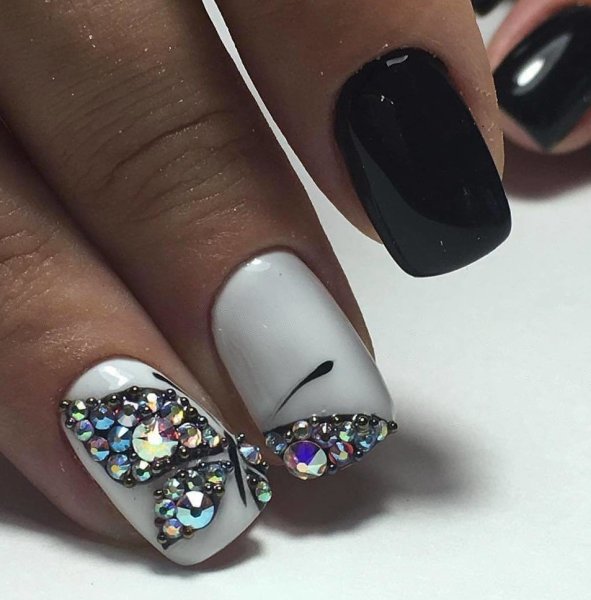 Французский маникюр со стразами