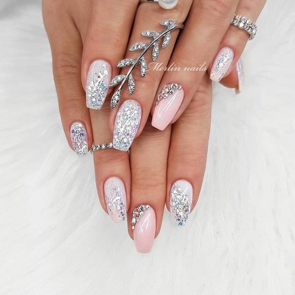 Шикарный маникюр со стразами