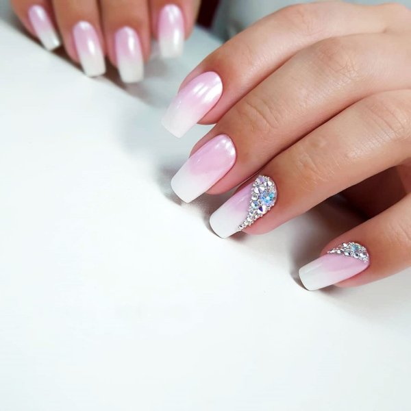 Маникюр со стразами