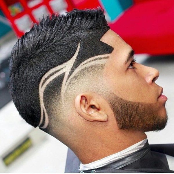 Мужская стрижка с выбритыми узорами