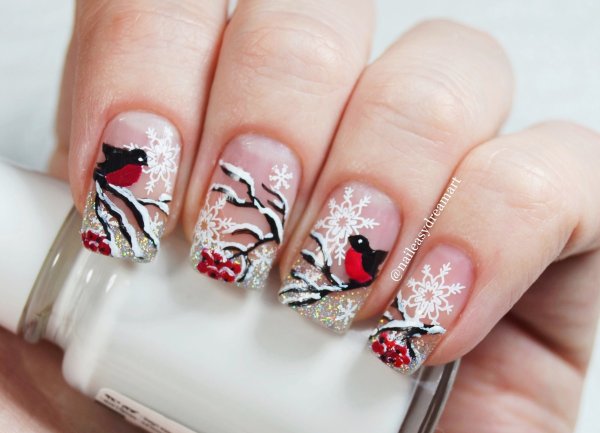 Маникюр со снегирями