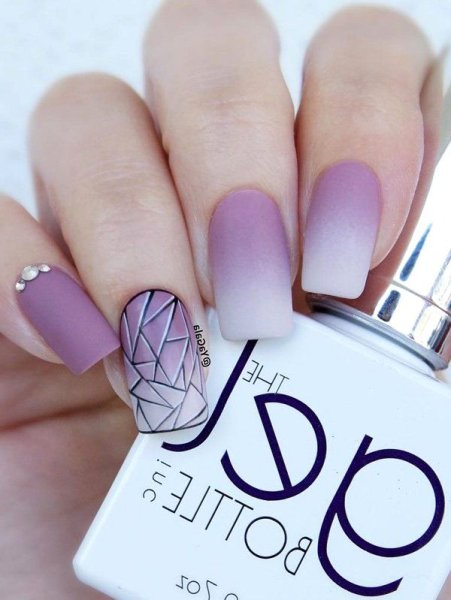 Фиолетовый маникюр с блестками