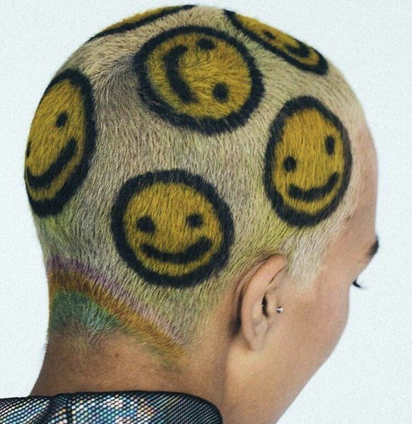 Узоры краской на выбритой голове
