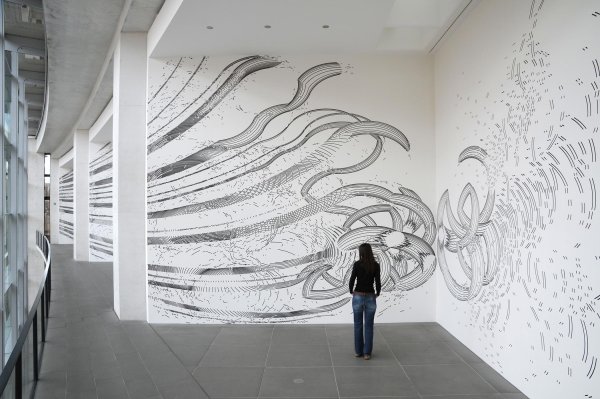 Графика на стене в интерьере