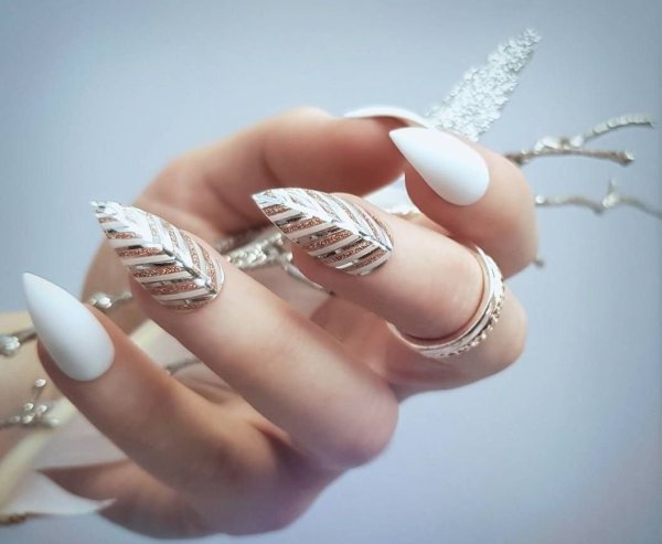 Маникюр с перышком