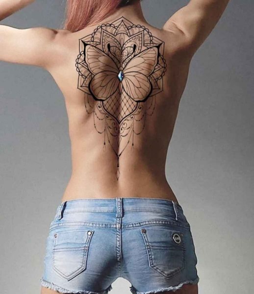 Тату вдоль позвоночника у девушек