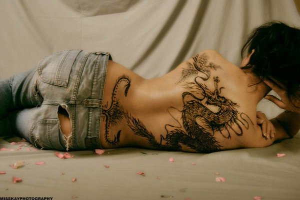 Татуировки для женщин на спине маленькие красивые