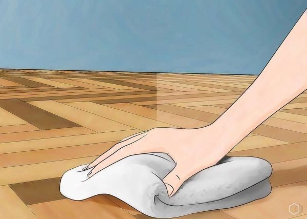 Рисует на полу