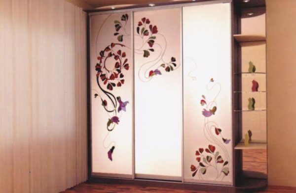 Шкафы купе с витражами