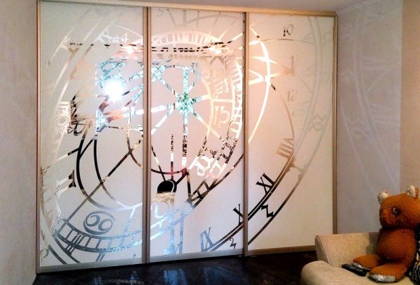 Оригинальные шкафы-купе с пескоструем