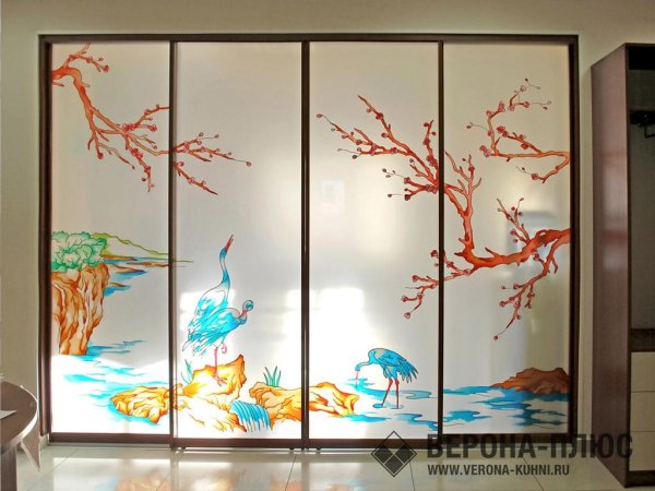 Шкаф с витражными стеклами