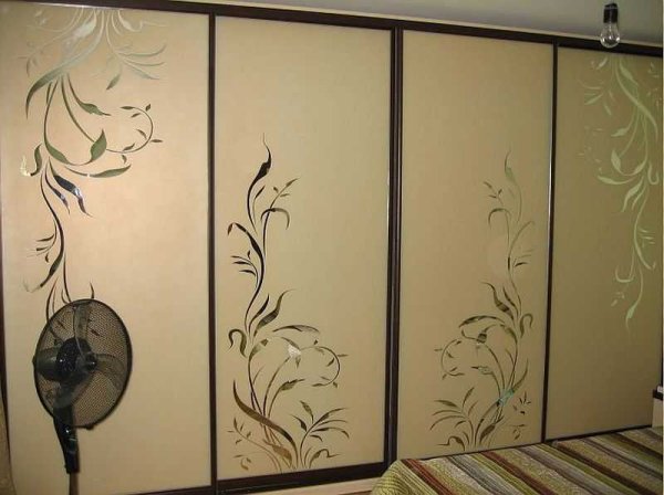 Шкаф купе с узорами на двери