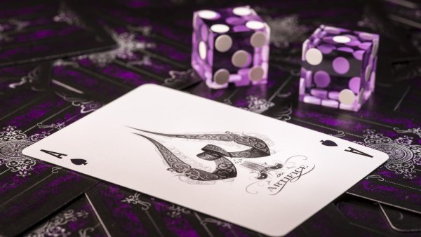 Игральные карты на столе