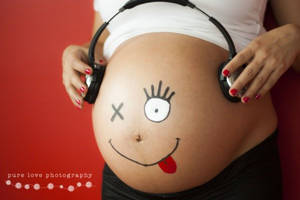 Смайлик на животе беременной