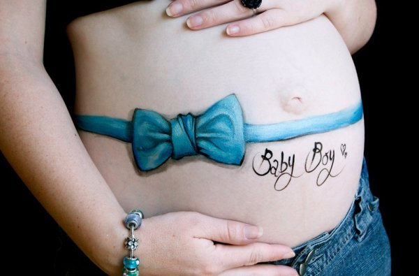 Надпись на животе беременной