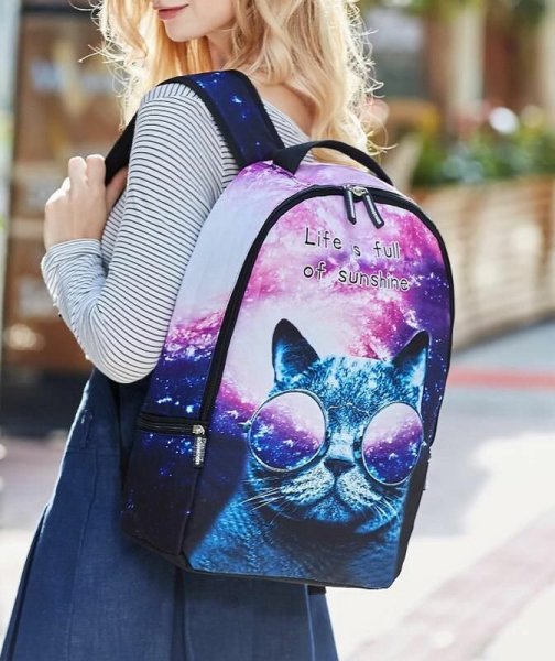 Девушка с рюкзаком