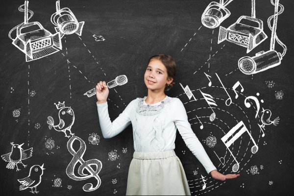 Школьные принадлежности мелом